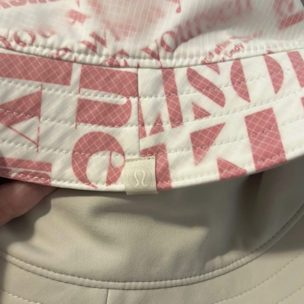 Lululemon NWT S/M Both Ways Reversible Bucket Hat in Manifesto Print &‎ Bone